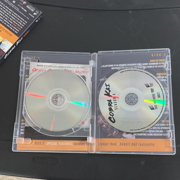 Cobra Kai Season 4 Complete Season - Picture 7 of 12